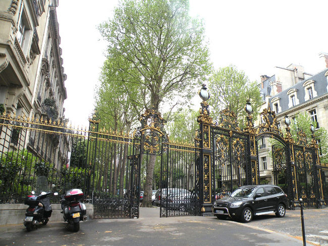 場所は、モンソー公園駅からでもヴィリエ駅からも徒歩2分くらい。モンソー公園に入る門だろうか、この中にセルニュシ美術館がある。