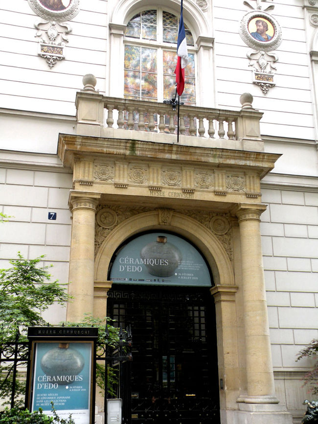 ここが美術館の建物の玄関。銀行家セルニュシ伯爵の元邸宅だという。ここに膨大な彼のコレクションが展示されている。コレクションは日本、中国をはじめとする陶磁器。<br /><br />時間がないので、私は日本の江戸時代のセラミック展のみを見ることにする。