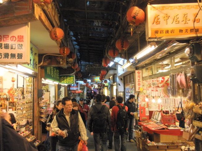 九ふんに到着。このような細い路地にみやげ物やが並ぶ。昔、この山間には９家族しかなかったので、誰かがふもとに下りて買い物に行くときに９個分ずつ頼んだのでこんな地名がついたとか。