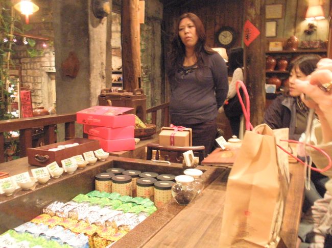 ガイドの王さん。日本語もうまいし、知識も豊富。ここで、プーアール茶は、年数がたてば立つほど熟成されてまろやかになる。試飲させてもらって納得。王さんはそれでやせたらしい。（後で写真を見せてもらう･･･確かに）１６年もののプーアール茶3000円くらいかな。