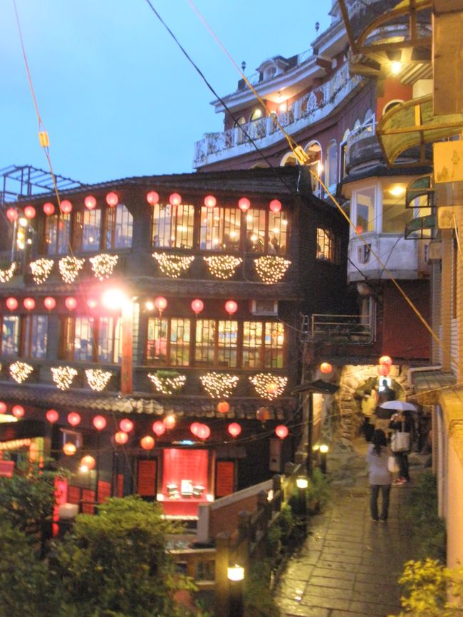 この九ふん茶房から見える風景。これが湯ばーばの家のモデル。