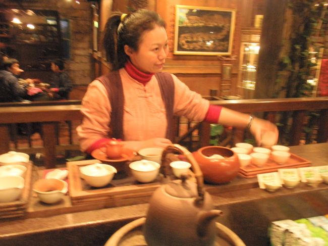 この人も、さまざまなお茶を試飲させてくれる。日本語うまい。観光客はついついお茶を買ってしまう。ここでお茶は香りが重要なんだなと再確認。