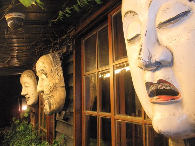 湯ばーばの館は茶館でありレストラン。中には宮崎監督が座った席も。