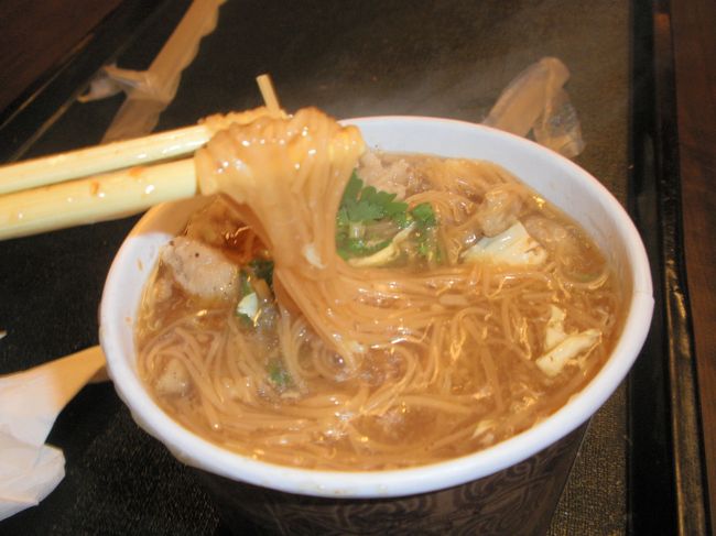 ホテルの近くで夕ご飯。学生っぽい人々がたくさん。<br />「麺線」45元。モツ入りの麺。150円しないので、学生が多い。<br />