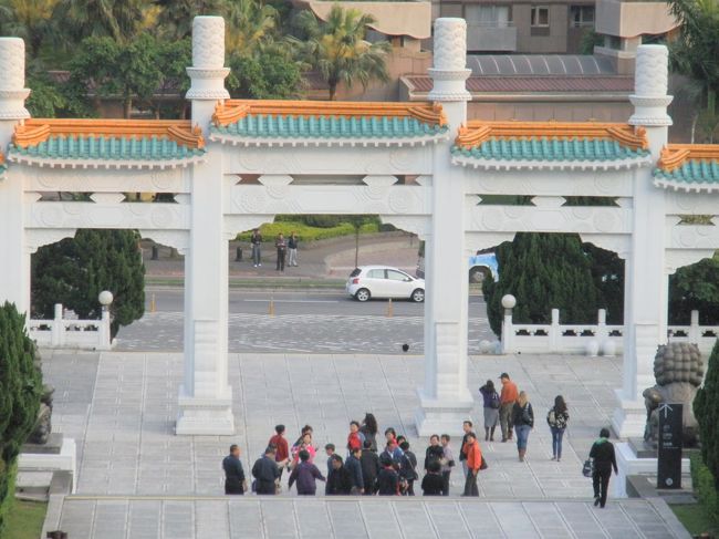 帰り道。団体旅行客が記念撮影中。<br />半日では、ちっとも見た感じがしない。次回きたときにまた来たいな。<br />しかし、みんな意味がわかってみているのかどうか。白菜とトンポーローに極端に人が群がっているような･･･。