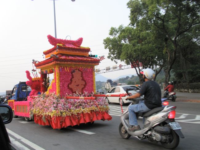 夜市まで向かうタクシーの中で、結婚式用の（新郎新婦を載せてパレードするらしい）乗り物を運ぶ車を激写。これに乗るのもなんだか見世物みたいだなあ･･･。まあとにかく、タクシーの運ちゃん。協力ありがとう！！