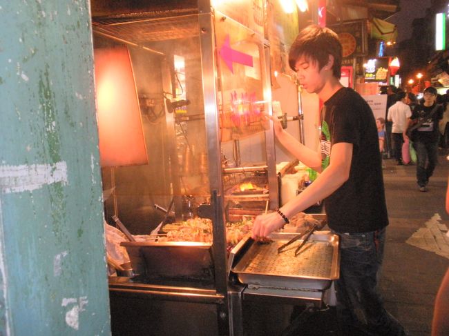 ここの肉まきは、列を作っていました。食べてみるとおいしい！！