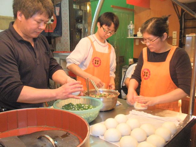 ここの肉まんは、おいしそうだったんだけど。蒸しあがるまでに２０分かかるということで断念。
