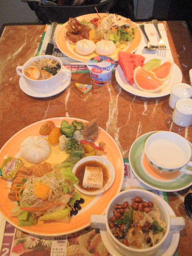 シーザーパークの朝食。おかゆがいい。