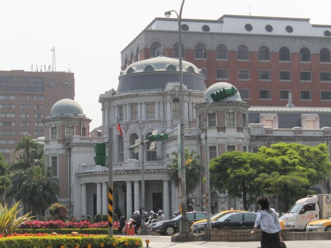 朝から夏のような日差し。陶器のお店目指して地下鉄一区分歩きます。今日はクーラーがほしい。