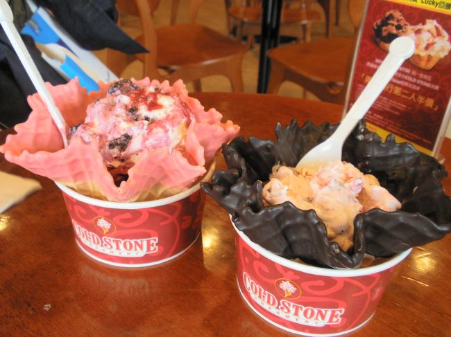 ホテルの近くに戻り、ゴールドストーンアイスを食べ（この値段は日本と変わらない）、帰国の準備。<br />ホテルの地下でちょっと買い物。<br />このツアーは、帰り道に一軒だけ土産物屋によることになっている。