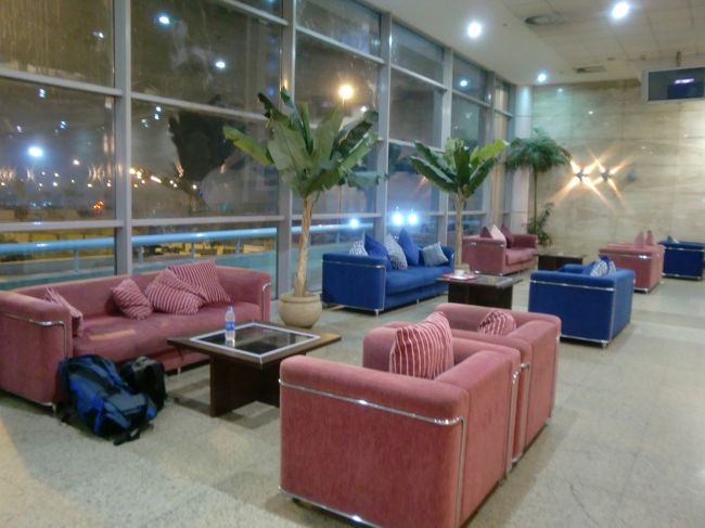 飛行機の到着は深夜２時半。<br />さすがに街を歩き回るわけにもいかないので、朝まで空港内で。<br />幸い、ターミナルにこんな立派なソファーのあるカフェを見つけました。<br /><br />７Ｅ£（約112円、市内では約２ポンド）ミネラルウォーターしばし使わせて頂く事に…<br />同じような人も何人か見ました。