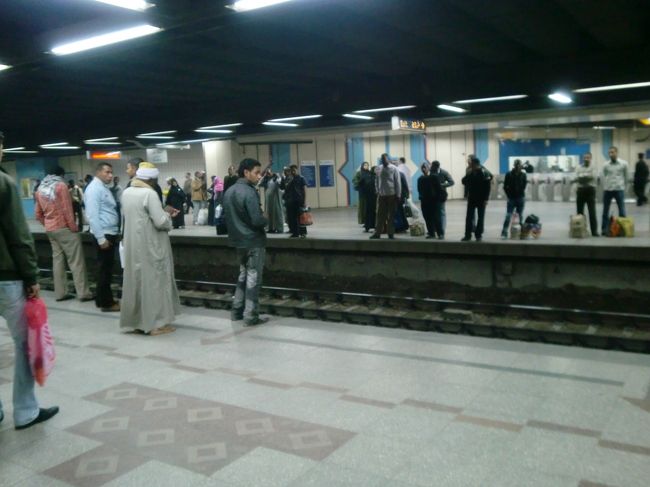 カイロ市内には地下鉄もあります。<br />出口が多すぎて混乱する…。