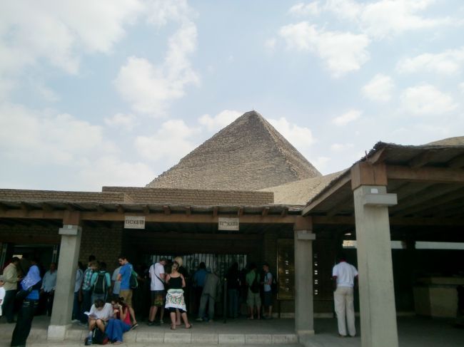 いざピラミッドへ。これは入り口です。<br /><br />屋台の食費などすこぶる良心的なエジプトですが、<br />ツーリスト価格は例外。<br />ピラミッド入場料は６０Ｅ£(約960円)なり…。<br /><br />高くはないけど…コシャリが20〜30杯は食べれるよなぁ(笑)