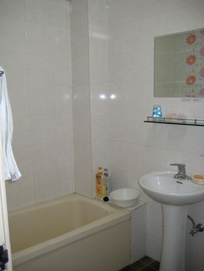 東新ホテルはダブルのお部屋です、<br />バスルーム付きを希望しました。<br />シャンプー・リンスの用意してありました。