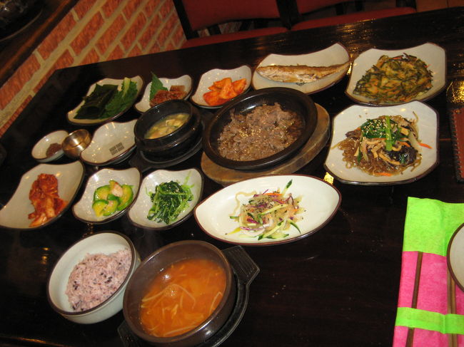 夕食は国際市場にほど近い<br />「クンチッ」で韓定食９９００ｗに<br />しました。<br />久しぶりのご馳走で<br />テーブル一杯に並んだお皿にびっくり<br />しました。<br />大変美味しく頂きました。