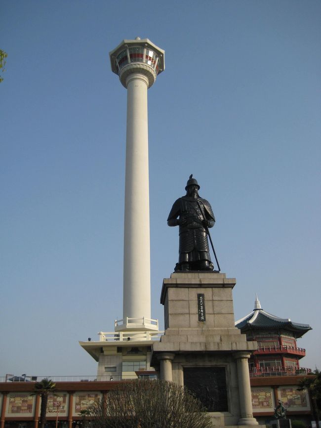 夕食の後で周辺で買物を少ししてから<br />目的の多大浦の音楽噴水ショーを<br />見に行く為に南浦洞から１１番バスに<br />乗って終点の多大浦までいきましたが・・・<br />ここでも強風の為か２０：３０を<br />過ぎてもはじまら無かったんです。<br />せっかく１時間掛かってここまで<br />きたのに、また１時間掛けて<br />チャガルチまで戻って<br />農協農水産物百貨店に行きまして<br />お土産用の食品を購入して<br />ホテルに戻りました。<br /><br />４日目の朝に龍頭山公園を散歩しました。<br />快晴の空に釜山タワーが映えて見えます。