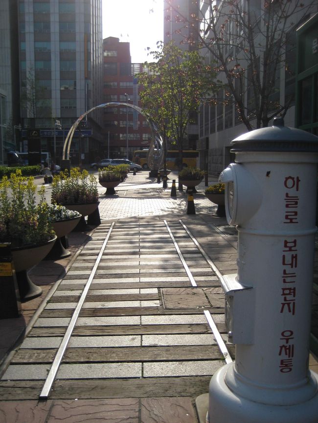 道に残っている線路は<br />昔にここは線路があったという事らしい