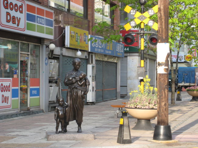 あちこちに像があります。