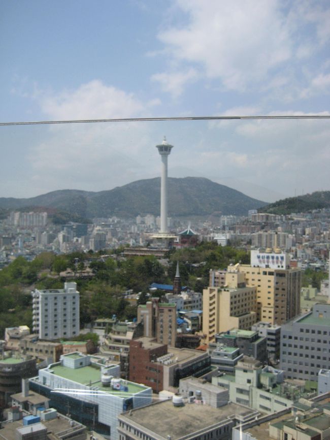 １３：００のリムジンバスで<br />空港に行こうと考えています。<br />まだ時間に余裕があったので<br />新しく出来たロッテデパートの<br />屋上は景色が良いとの情報でしたので<br />行って見ました。