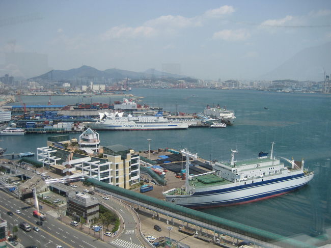 デパート屋上から港方面の景色です。<br />大きな客船が見えます。