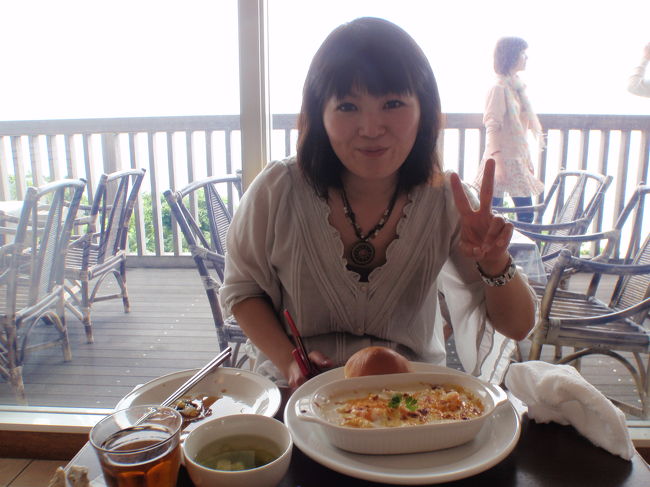 きょろのお気に入り景色の良いテラス席は強風の為クローズでした。<br />残念だけどいつ来ても景色が良いのは間違いないです。<br />地元のお客さんと観光客と半々位って感じでした。<br />眺めは良いしランチもお味はまずまずなので南部ドライブのついでに立ち寄りをお勧めのカフェです。<br /><br />ここでは３５ＣＯＦＦＥＥっていうのか　珊瑚の植え付けに協賛してるコーヒーがいただけるのも好きな理由のひとつです。　