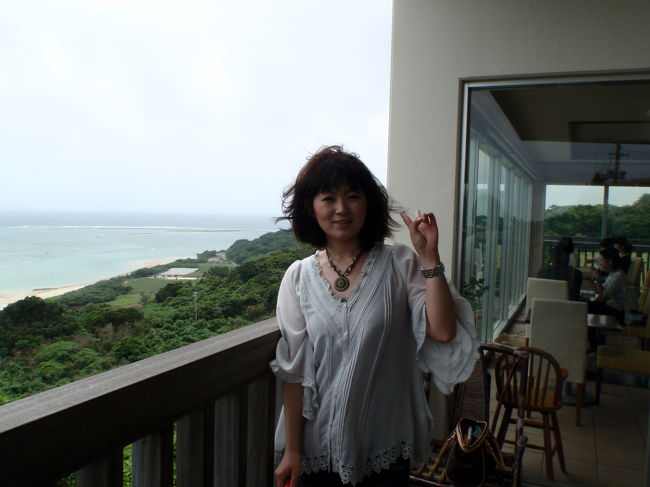 テラスは風が強いです。<br />テラスの下に広がる百名ビーチではカイトサーフィンを楽しむ人達で賑わっていました。<br />この風と真っ直ぐな海岸線がカイトにもってこいなのでしょうね。<br /><br />「良いなぁ〜楽しそうだなぁ〜カイトにチャレンジしてみたいなぁ〜」と言うきょろに<br />「年寄りの冷や水だわ。　ダイビングですら、いつまでたっても怪しいのにカイトなんて無理に決まってるでしょ」とり〜が冷たい一言<br />「もう失礼極まりないわっ」