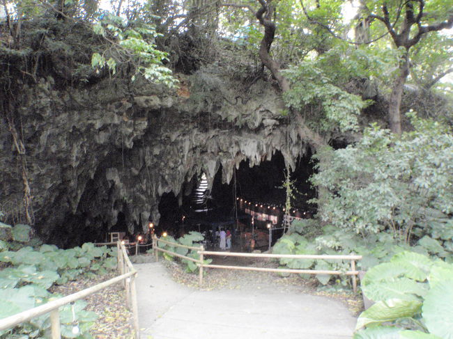 こちらがツアー集合場所のケイブカフェがある洞窟への入り口です。<br /><br />何だかとっても素敵な雰囲気。<br />「ガンガラーの谷」ってどんな所かしら？と、わくわくしつつ・・・<br />ツアー代金は大人１名２０００円なのだけど、料金に見合う内容なのかしら？と内心思うきょろ。<br />こういう所やはりおばちゃんだわぁ〜と自分でも思いますけど（笑）<br />
