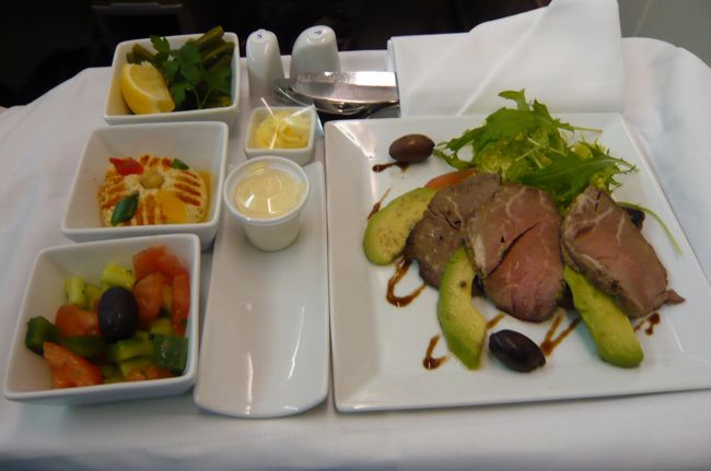 洋風をチョイス、豪華な食事です。ビールもいただくとエフェス。　すでに　トルコでした。