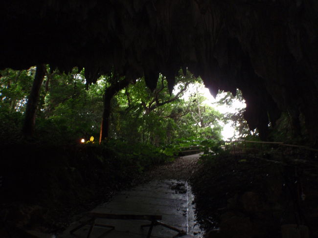 ケイブカフェの入り口でツアーの受付を済ませたら<br />スタート時間までケイブカフェで待機です。<br />雨上がりのせいなのか、ひんやりとした洞窟の天井からは絶えず雫がポタポタと・・・<br />蒸し暑さは無いけどタープの下じゃないと濡れてしまってくつろぐのはとても無理みたい。<br />とりあえず濡れない席を確保してからドリンクなどオーダーするのが良さそうです。