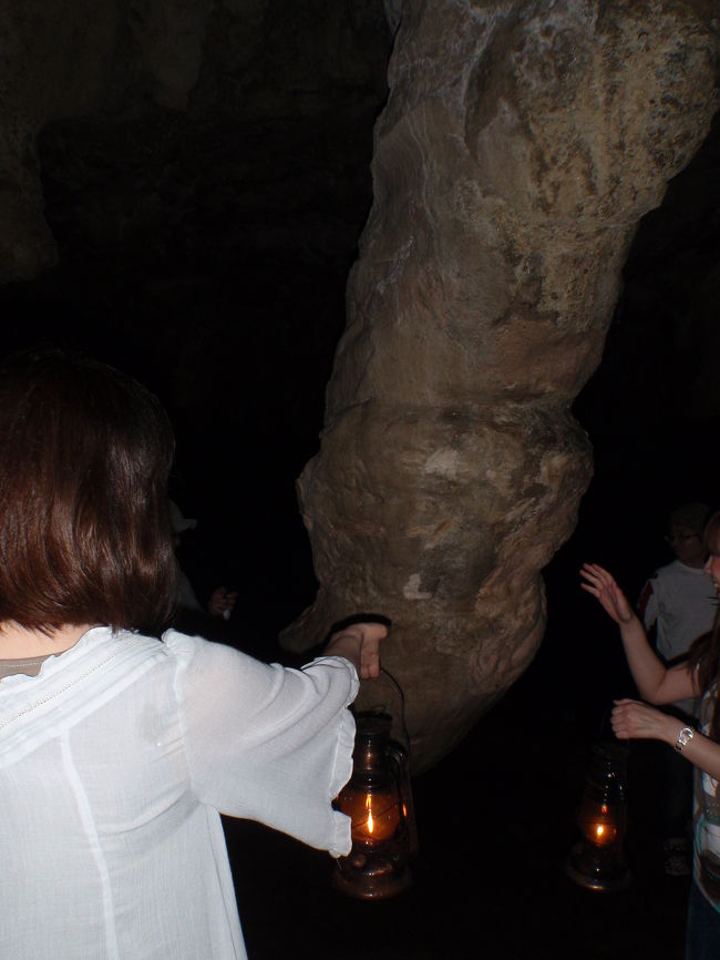 イキガ洞の中へはランプを持って入って行きます。<br />子宝に恵まれるそうなのでお参りに来るご夫婦も多いそうです。<br /><br />