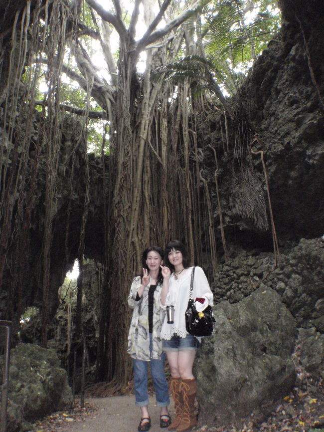 大主（ウフシュ）ガジュマルの前で記念撮影<br />希望者はガイドのにぃにが順番に写してくれますよ！<br /><br />ガンガラーの谷はとても神秘的で素敵な所なのですけどガイドさん無しで歩いたら感動も半減かも・・・<br />このツアーの魅力は場所＋ガイドさんに有りって思いました。<br />