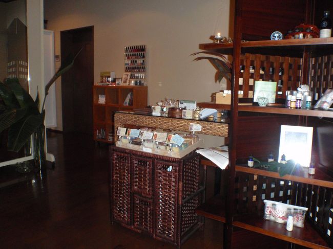 のんびりショッピングを楽しみすぎたきょろ＆り〜<br />「沖縄で運転ならお任せよ！」と、自信たっぷりだったものの・・・<br />例によって道に迷ってしまったきょろ<br /><br />サンマリーナのクプクプにエステの予約入れてた８時には到底到着できそうもない。<br />電話で連絡したら予約時間に遅れてもＯＫという優しいお返事。<br />島時間かなぁ〜！？いえいえ、そんな事ないですよね。<br />優しいクプクプのスタッフの方に感謝です。<br />２月のチョコスパトリートメントも良かったし、今回の今月のお勧めトリートメントもリーズナブルで◎<br />店内は落ち着いた雰囲気で素敵です。<br />