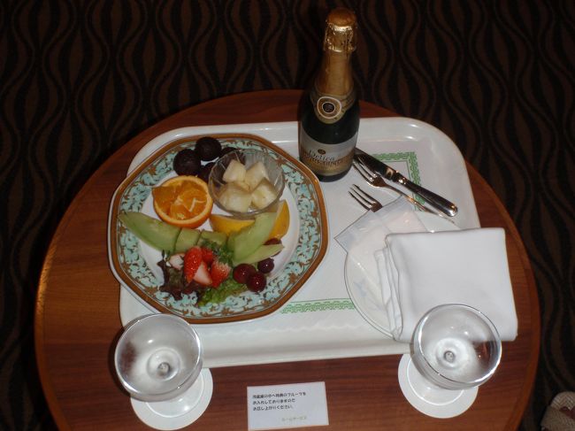トリートメント終了してお部屋に戻ると２２：００<br />ホテルのレストランはラストオーダー過ぎてるし、<br />ホテル向かいの居酒屋さんは前回遅い時間帯お料理何も出来なかったのでクプクプのねぇねに教えてもらったムーンビーチホテルの近くのずけやま（？）に行ってみることに。<br /><br />その前にお部屋に用意されていたウエルカムフルーツの盛り合わせ＆スパークリングワインもちょこっとお味見<br />たいへん美味でした。