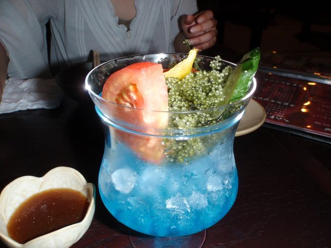 カクテルみたい<br />青い海のイメージで気に入っちゃいました<br />これ、海ぶどうです。<br /><br />こちらのお店はお料理が出てくるのも早いし、美味しいの（飢えてたから？？？）<br />リーズナブルでボリュームたっぷり<br />サービスで値引きもしてもらっちゃいました。<br /><br />今回の旅行は初日一個もハズレ無し<br />やっぱり日頃の心がけかしらねと大満足でホテルに戻った母娘でした。<br /><br />今回ホテルのお部屋もビーチ側の角部屋で見晴らし最高なの<br />（噂どおり旅の予約はＪ××だとお部屋が良いかも）