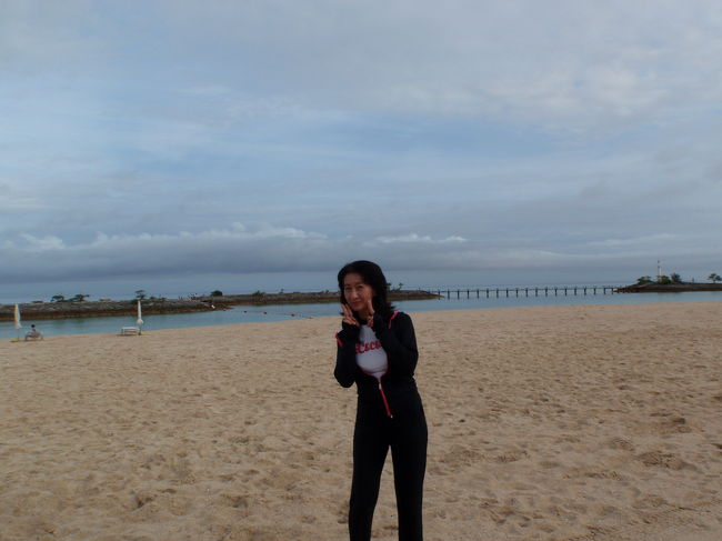 沖縄滞在２日目<br />今日はとても良いお天気です。<br />海も穏やかなのでダイビングもばっちりかな？<br /><br />朝からホテルのビーチでテンション上げ上げのおばちゃんでした。<br />