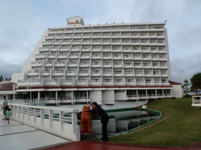 お天気が悪かった２月とはあたりの景色も違って見えます。<br />ところで、シーサー（オス）を見たら開いてるお口の中をチェックしたくなりませんか？<br />きょろはどうしても気になって手を入れてみたくなります。<br /><br />（琉球村のシーサーの中にはお賽銭みたいに硬貨が入ってるコもいるのよね）<br />決してネコババしようって訳じゃないです。