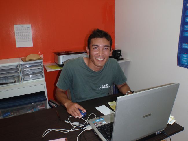 ２本目は真栄田岬へ<br />洞窟には行かずにドロップオフで遊びました。<br /><br />それにしても、クレアでダイビングする時は写真撮ってくれるからいいやと思ってＭＹカメラ置いてった<br />お馬鹿なきょろでした。<br /><br />ホーシュにいたでっかいカエルアンコウ可愛かったから写真に撮りたかったのになぁ〜<br />残念なのでかわりに新人イントラのイケメンにぃにを撮ってきました。<br />（カエルアンコウに似てる訳ではありません）<br /><br />海の写真が無いけど、気を取り直して明日の夜はナイトダイビングにチャレンジする事にしました。<br />楽しみだけど迷子にならないかなぁ？と心配なきょろでした。