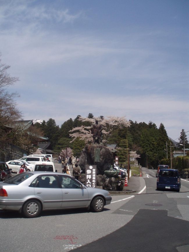 東武日光駅についてから、バスに乗ろうとしたら混雑しているので歩いたほうが早いですと言われ、テクテク歩いて約30分。<br />勝道上人の像が見えてきました。小さくて見えないかもですが・・・。まだ桜も咲いてましたよ。<br />勝道上人は日光を開山した人だそうだ。