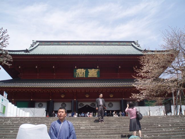 まず最初に訪れたのは、輪王寺です。<br />とても立派な本堂「三仏堂」。<br />日光は3分の2が霧か雨か雪だそうだ。なので、こんな晴天に参ることができたのはラッキーとのことだ。<br />そんなこと聞くとテンションあがります！