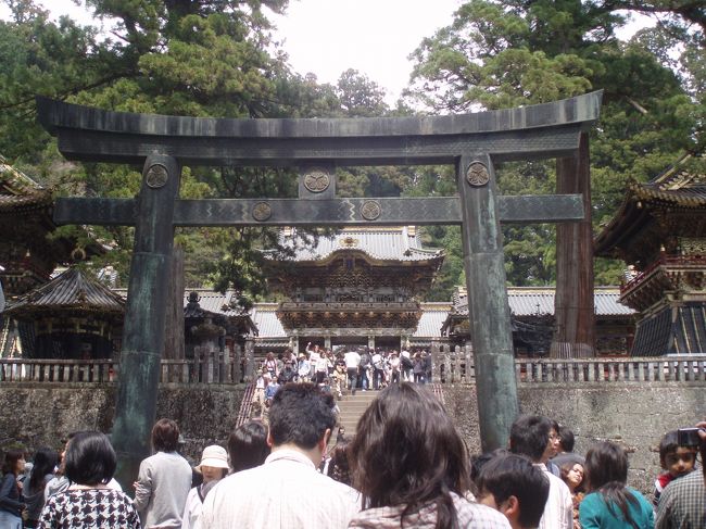 これ、今回一番楽しみにしていた所。<br />日本で一番パワーが強い場所。<br />鳥居の中に陽明門がすっぽりはいる位置にある石畳。そこがもっともパワーがすごいらしい。<br />いまいちどの石畳かわからなかったから、周辺の石畳をすべて踏んできました！<br />これで完璧。