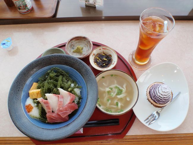 海ぶどう丼と紅芋モンブランのケーキセットをチョイス<br />中々美味でした。<br />景色も◎<br />