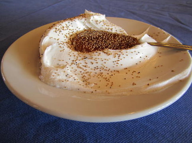 蜂蜜ヨーグルト。麻の実がまぶしてある。<br />とてもおいしい（*^_^*）