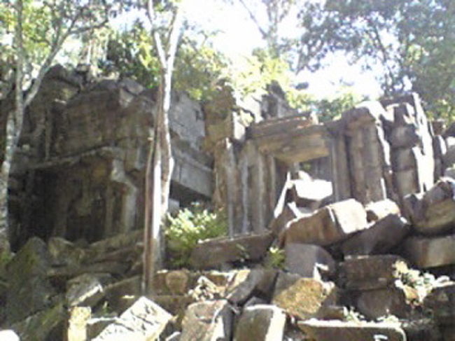 デジカメのバッテリーがなくなり、ここからは携帯電話についているカメラで。<br /><br />ずんずん奥に進んで行くが、観光ルートのようなものがないので、どう進めば良いのかわからない。運良く、ガイドをつけている日本人カップルがいたので、5メートルくらいあけて、その後ろをついていく。