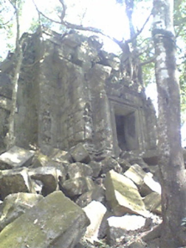 出口付近に近づくと、今度は女の子4人組が座っている。やはり、「1ドルちょうだい」と言うので、さっきあげるつもりでいたボールペンを差し出した。4人は奪い合うようにして私の手から2本しかないペンを取り去った。あとの２人、ごめんね。そうだ、こんな時のために折っておいた折り鶴をあげる。ペンの時よりテンションは下がっていたものの、一応喜んでくれたようだ。1ドルあげることは可能だけれど、彼らがそれを常として、当然としてしまうことは、やはり間違っているような気がする。<br /><br />私達先進国が彼らにしてあげられる事、何が正解なのだろうか。