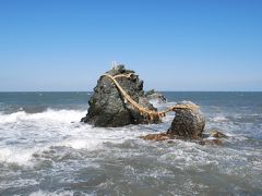 夫婦岩の海も荒れていました。
すごい波。

確か、この綱、前台風でちぎれちゃったんだよな〜。