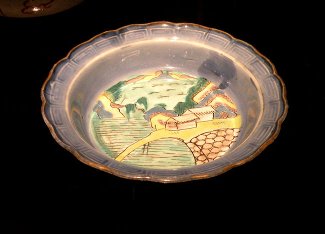 肥前　伊万里焼の鉢。色合いが微妙。18世紀。色絵染付山水図と書いてある。