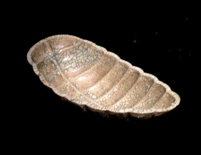 葉っぱの形をした向付け。お刺身とか酢の物をいれる。<br /><br />現代的でびっくりする。楽焼き。吉向治兵衛　作。