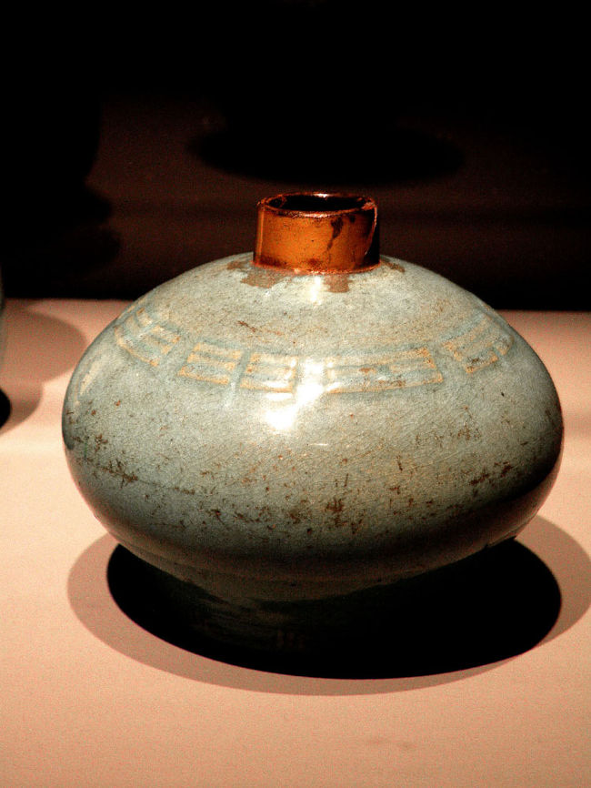 最後に展覧会のポスターに使われた青磁の一輪挿し(?)<br />