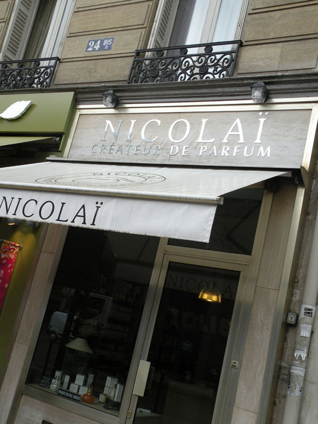 美術館を出たところに、自分の好きな香水をつくってくれる、という小さな店があった。チェーン店らしく、サンジェルマン近くにも、一軒あった。一度試してみたいような気もする。